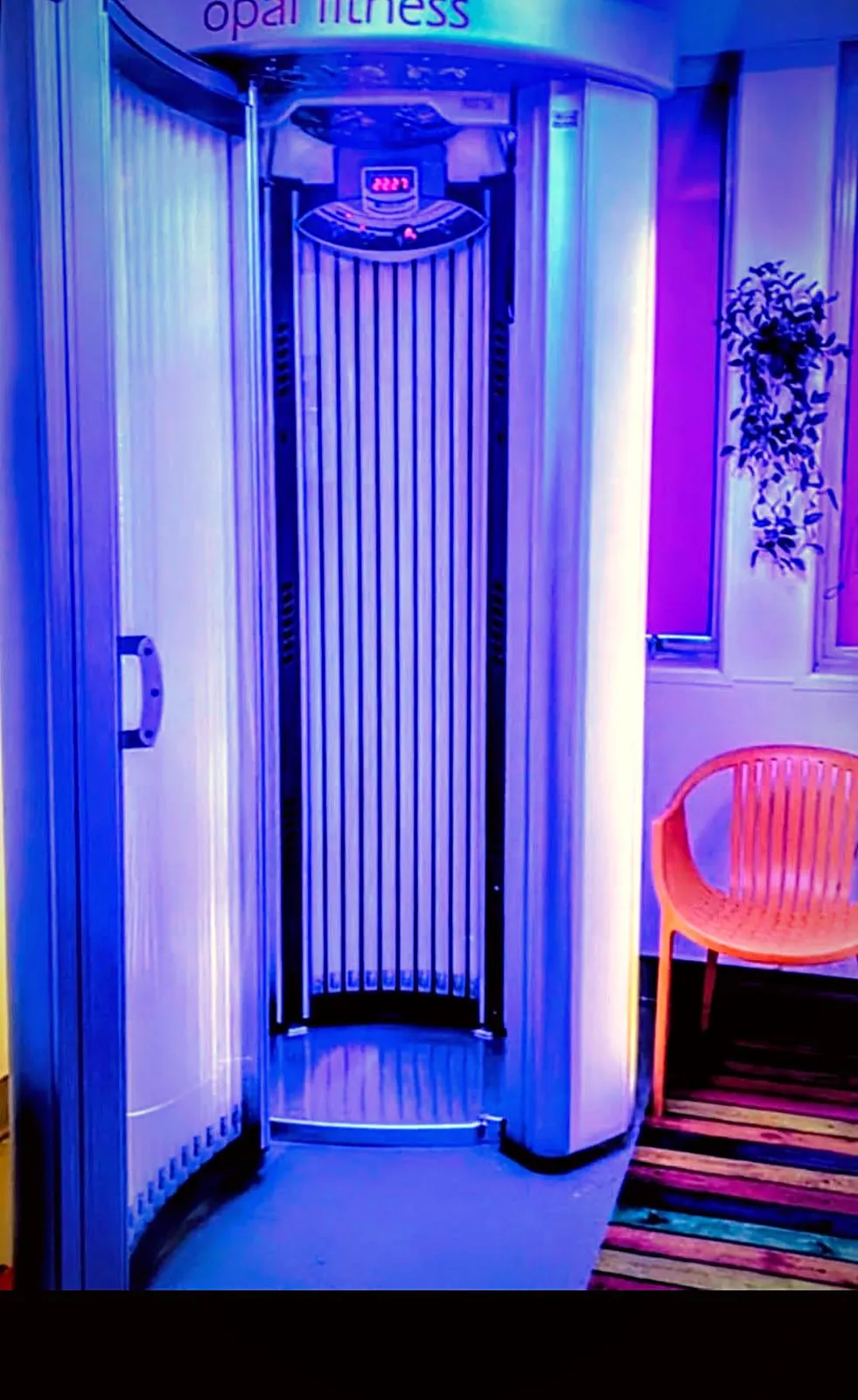 Stand-up tanning booth